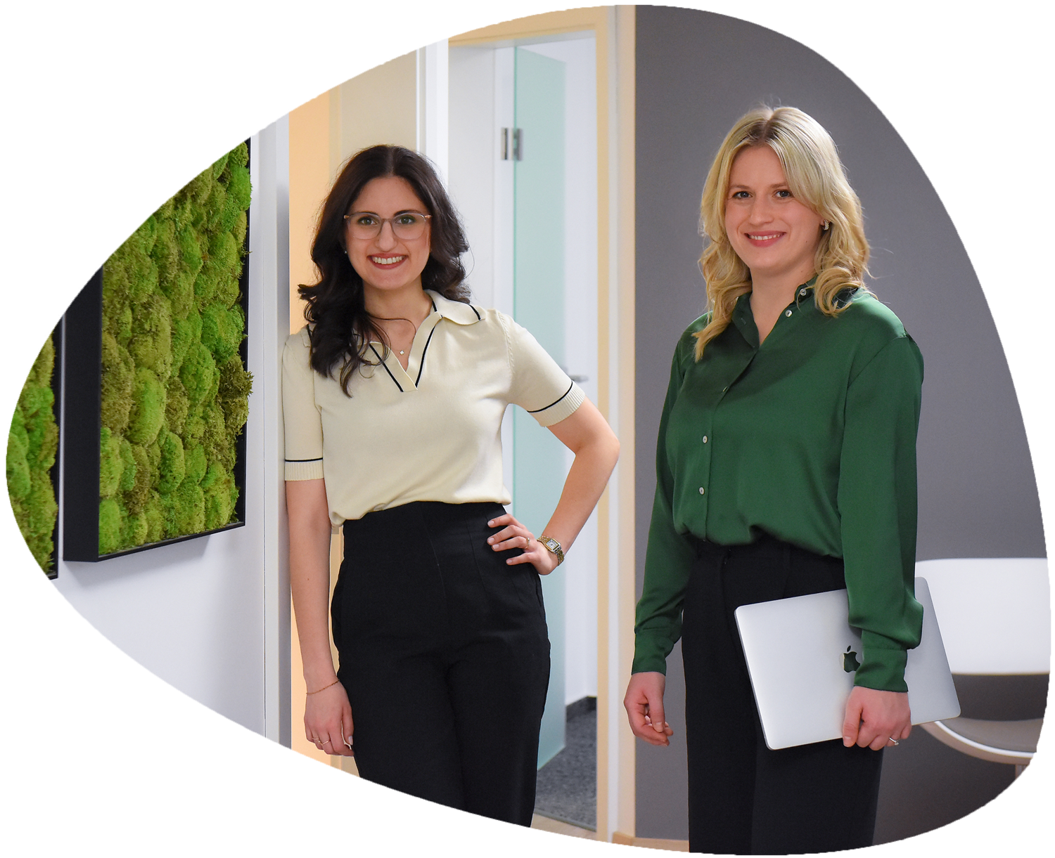 Karriere bei Steuerberatung Engelberth. A. Engelberth & L. Marashi lächeln in die Kamera.