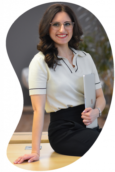 Lara Marashi sitzt entspannt mit Tablet bei Engelberth Steuerberatung Altlußheim.